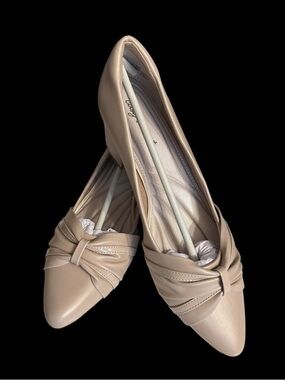 Easy Street Millie Women's Pump, which features a faux leather upper. Size 10